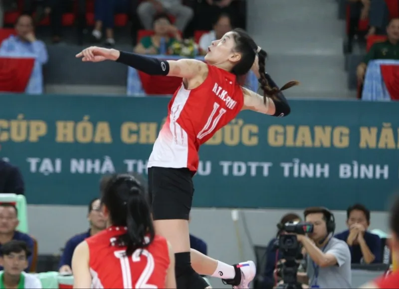 Kiều Trinh trong màu áo Binh chủng Thông tin, nơi cô trưởng thành và từng bước khẳng định vị trí ở bóng chuyền đỉnh cao.